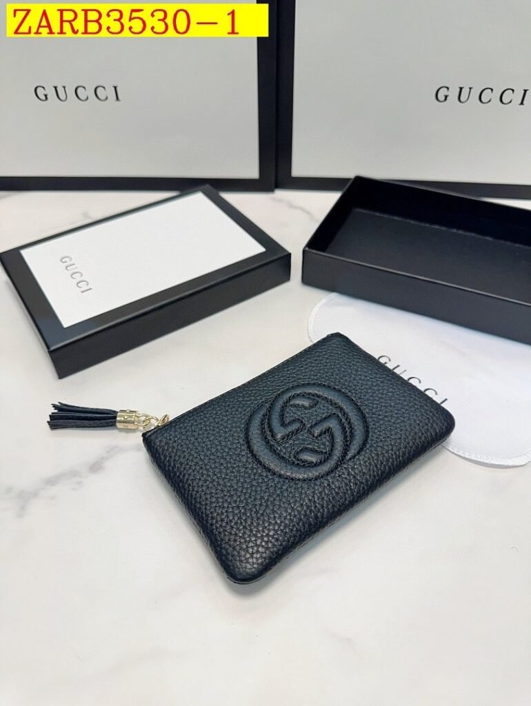 Gucci - Embossed G Wallet size 14x9cm