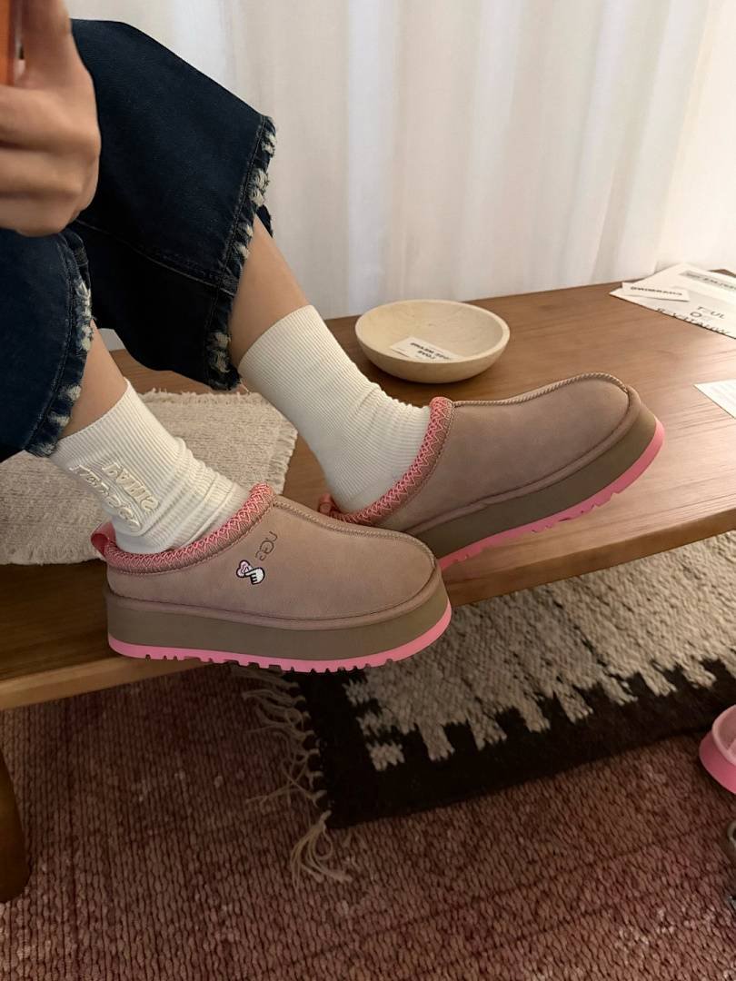 UGG - Tazz Love '25 Pantoffeln in 3 Farben – Bild 17