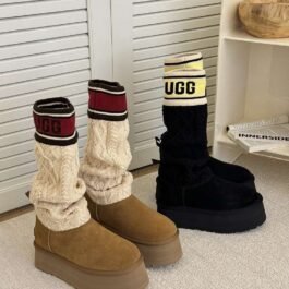 UGG - Klasyczne, wysokie buty z napisem Sweater Letter w 2 kolorach