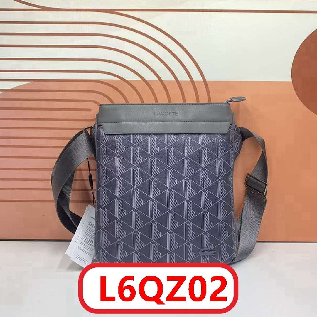 Lacoste - Monogram Print Große Vertikale Flache Crossbody Bag in 5 Farben – Bild 2