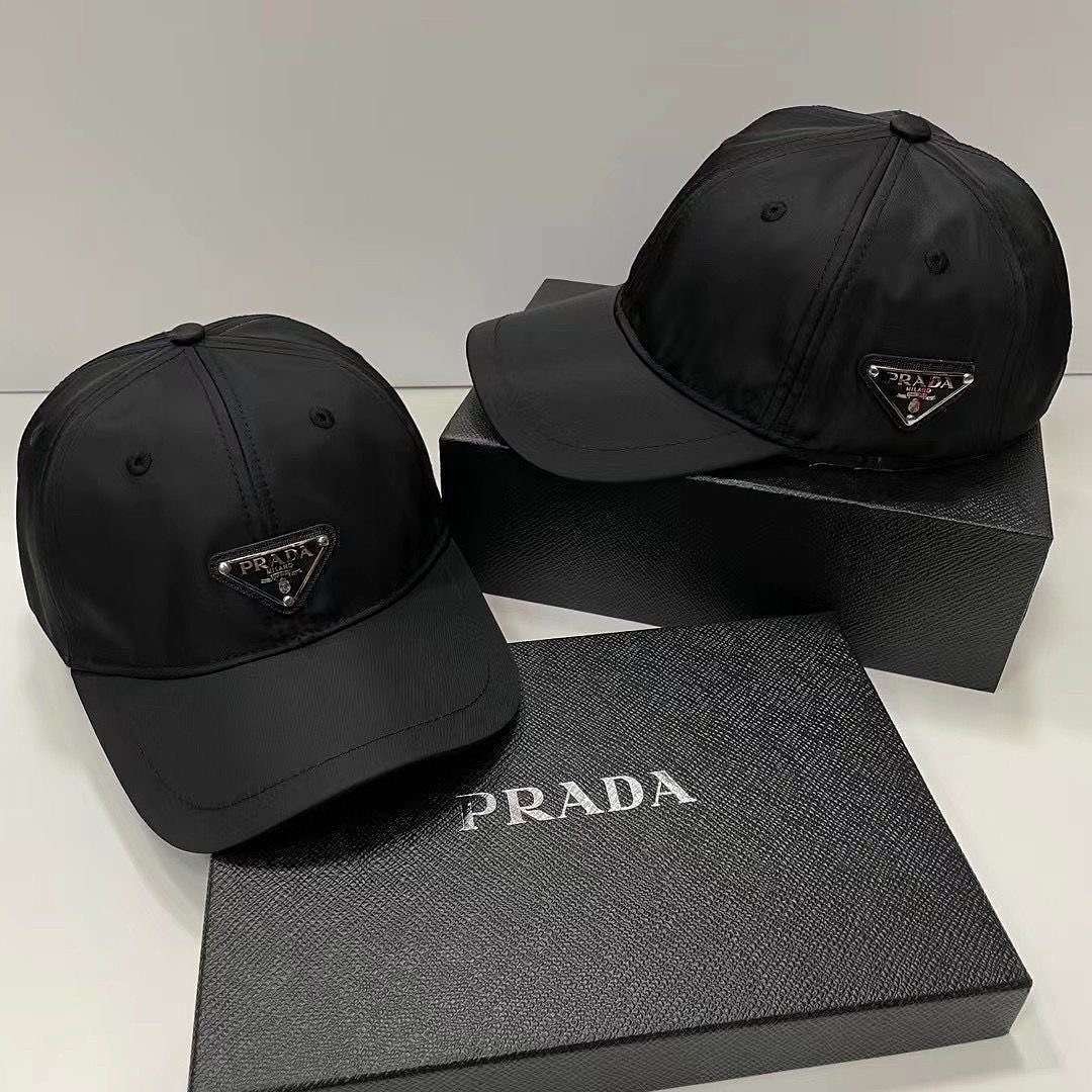Prada - Czarna czapka z daszkiem w 2 wersjach