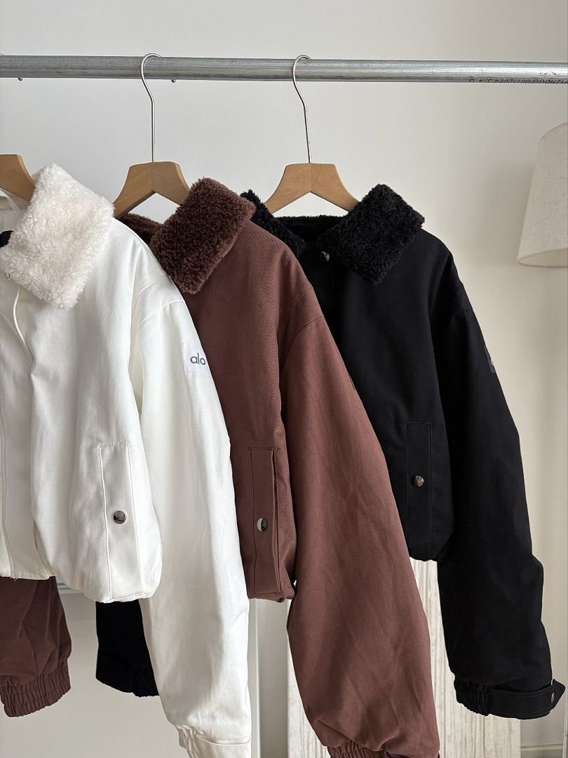Alo Yoga - Piumino corto con collo in pile in 3 colori - immagine 7
