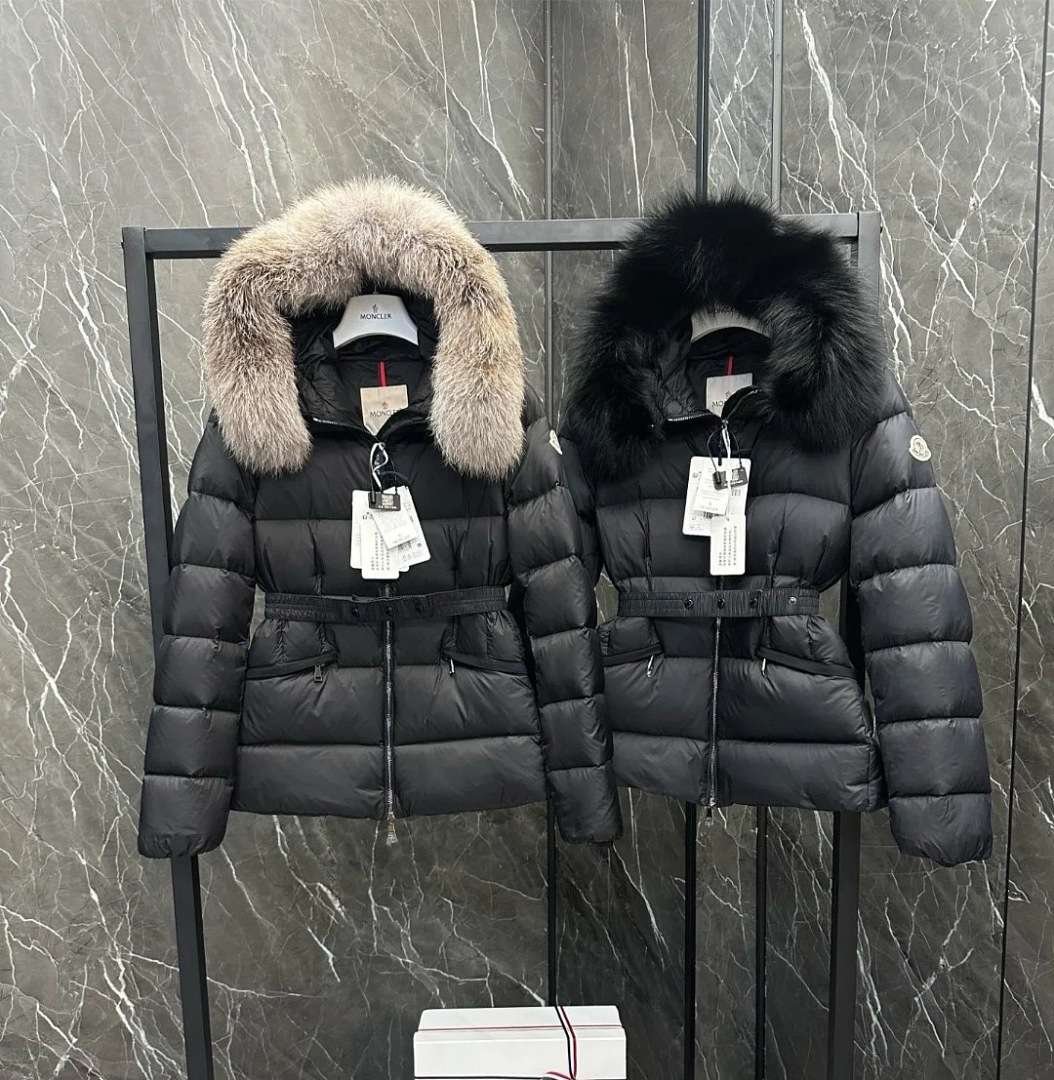 Moncler - Taillierter Daunenmantel für Damen mit Pelzkapuze in 3 Farben