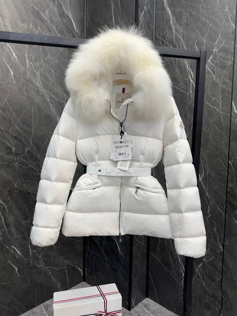Moncler - Taillierter Daunenmantel für Damen mit Pelzkapuze in 3 Farben – Bild 5