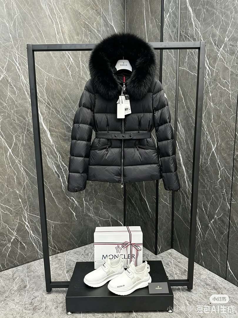 Moncler - Taillierter Daunenmantel für Damen mit Pelzkapuze in 3 Farben – Bild 6